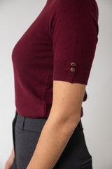 Strik bluse med guldknapper til kvinder.