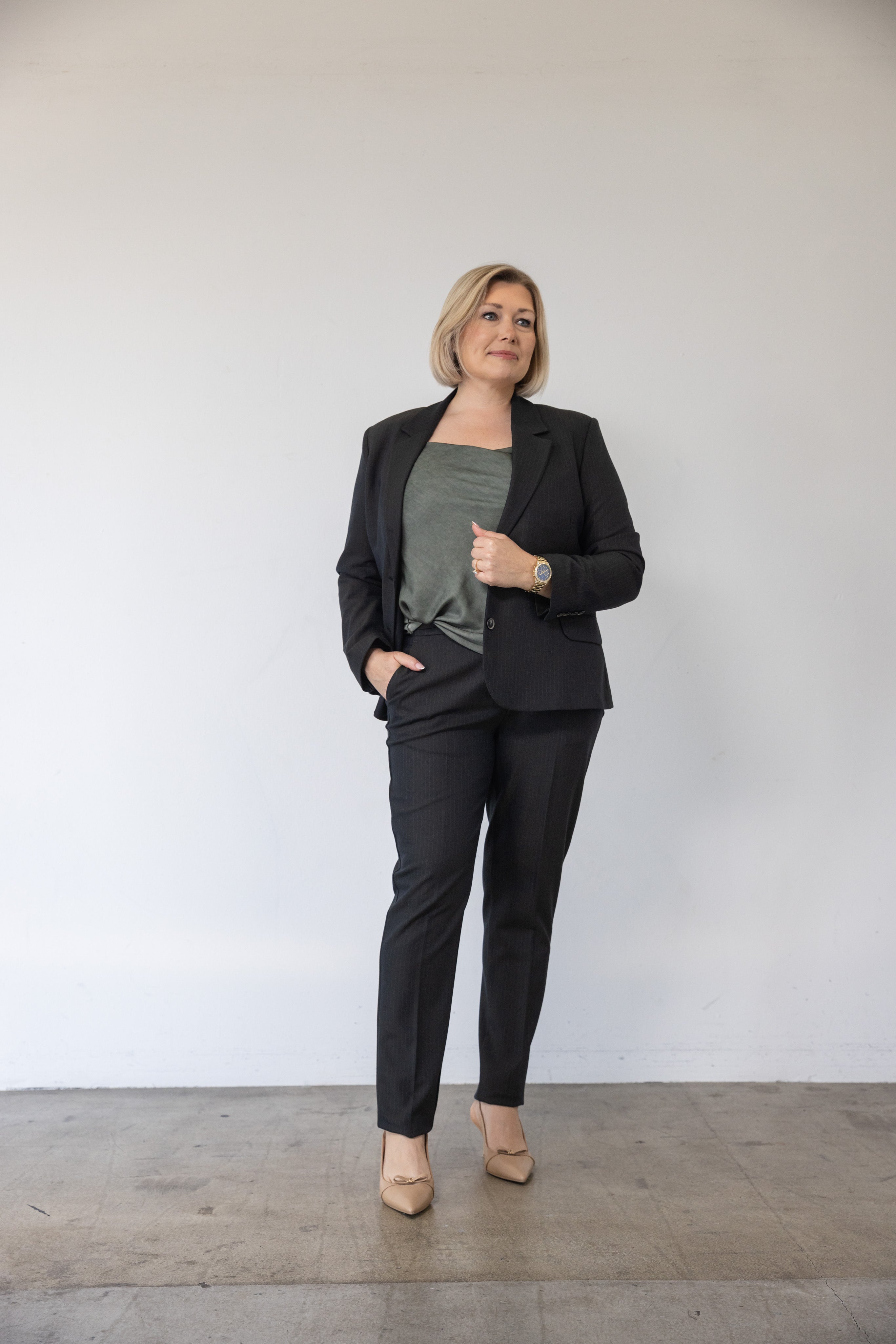 Sort faconsyet kvinde blazer