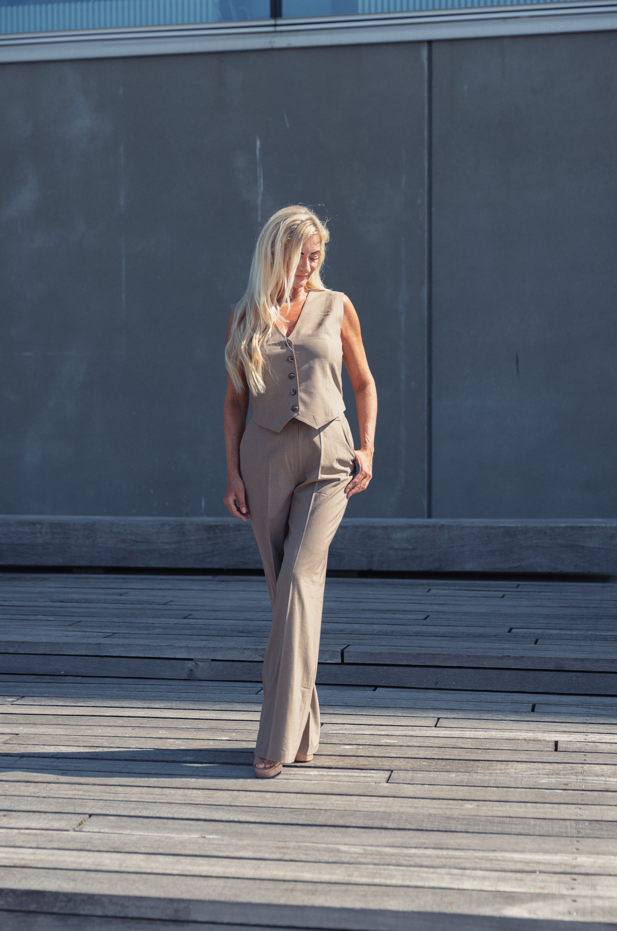 LA SUITs beige sæt med vest og bukser til kvinder