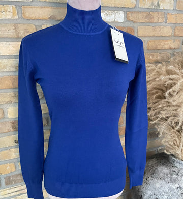 Rullekravebluse i blå på mannequin fra LA SUIT