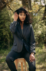 LA SUITs Jakkesæt til kvinder – hvor innovation møder tidløs elegance. Hver tråd i dette jakkesæt er nøje udvalgt for at sikre en kvalitet,