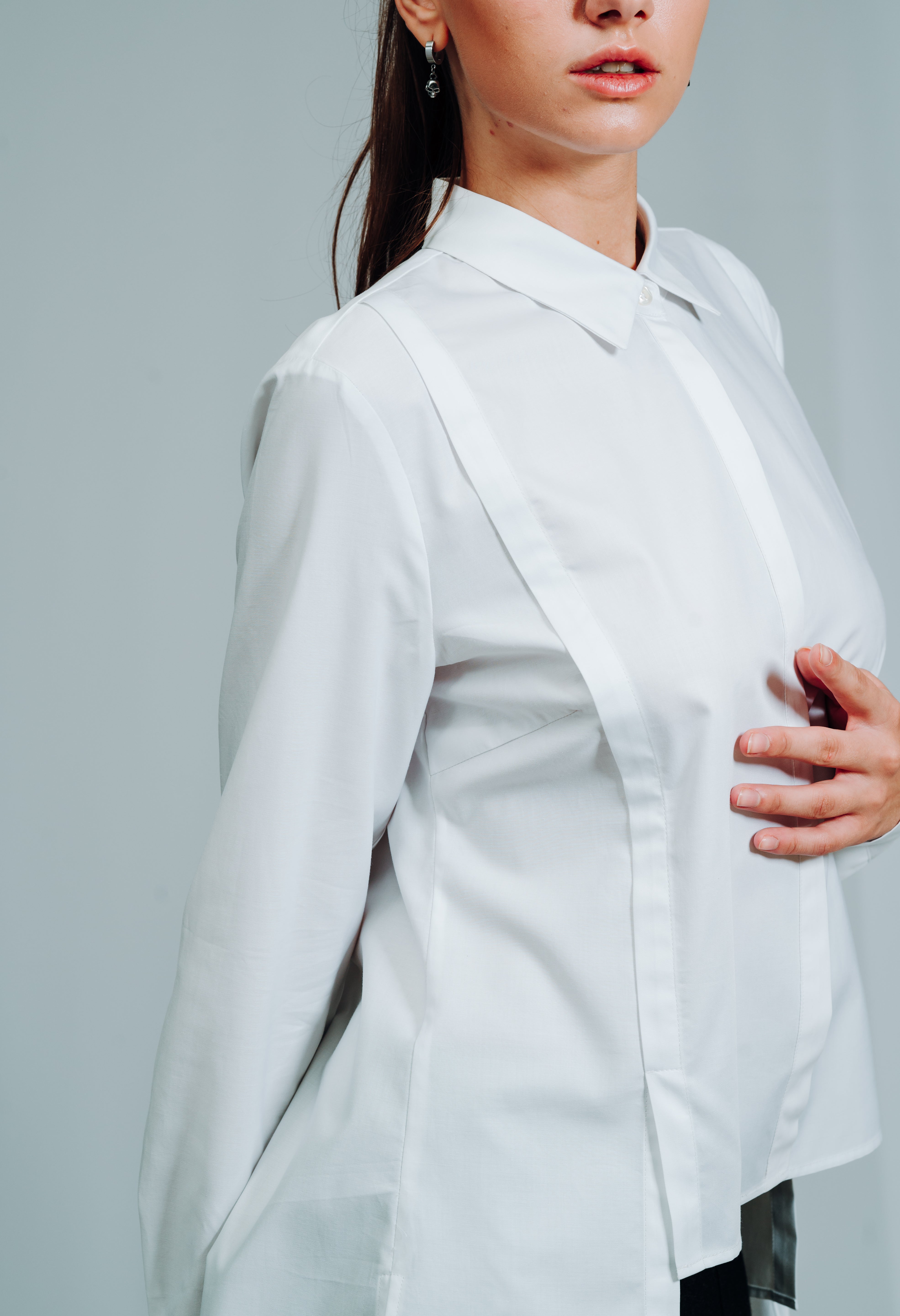 LA SUIT Hvid skjorte med moderne detaljer, heriblandt skjulte knapper, kort front og plisseringer.