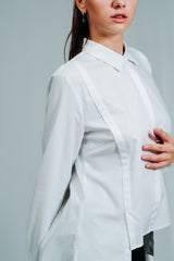 LA SUIT Hvid skjorte med moderne detaljer, heriblandt skjulte knapper, kort front og plisseringer.