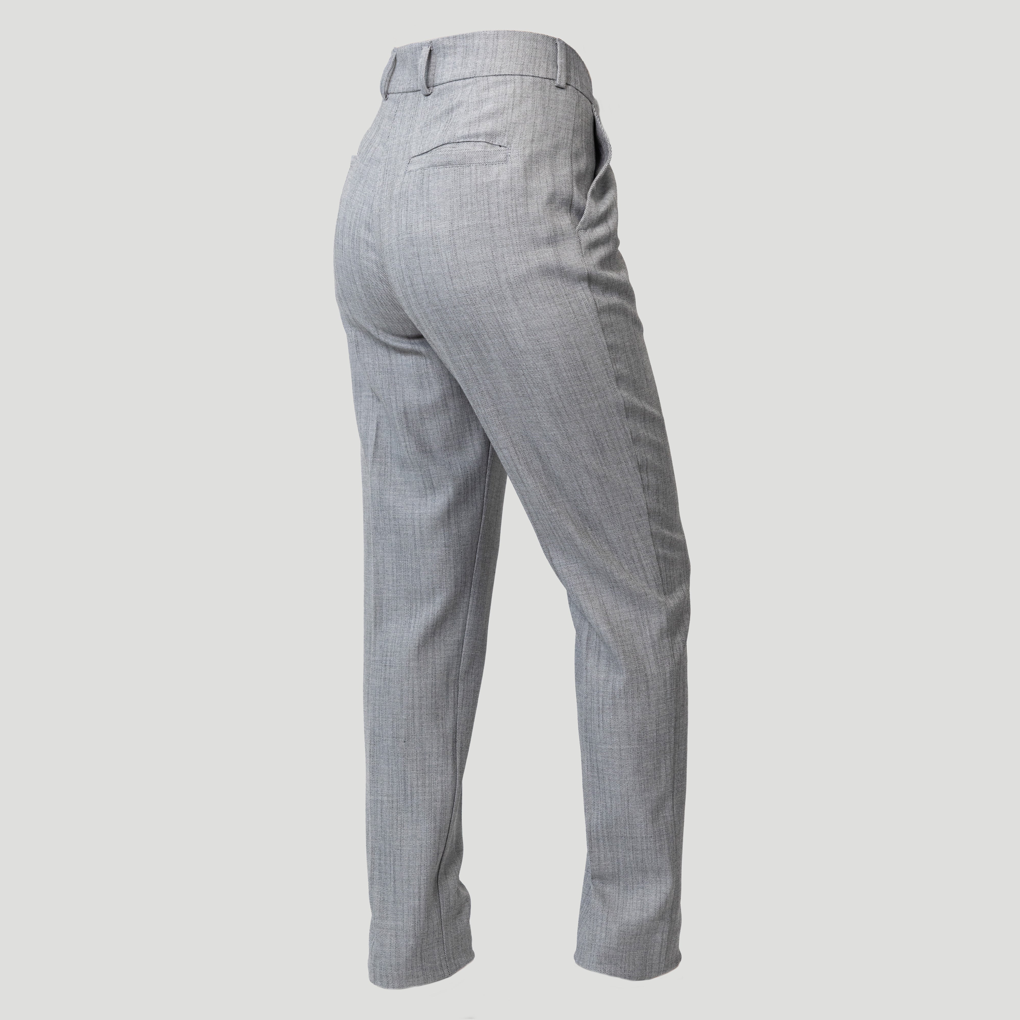 Grå habitbukser med detaljer og to lommer bagpå fra LA SUIT