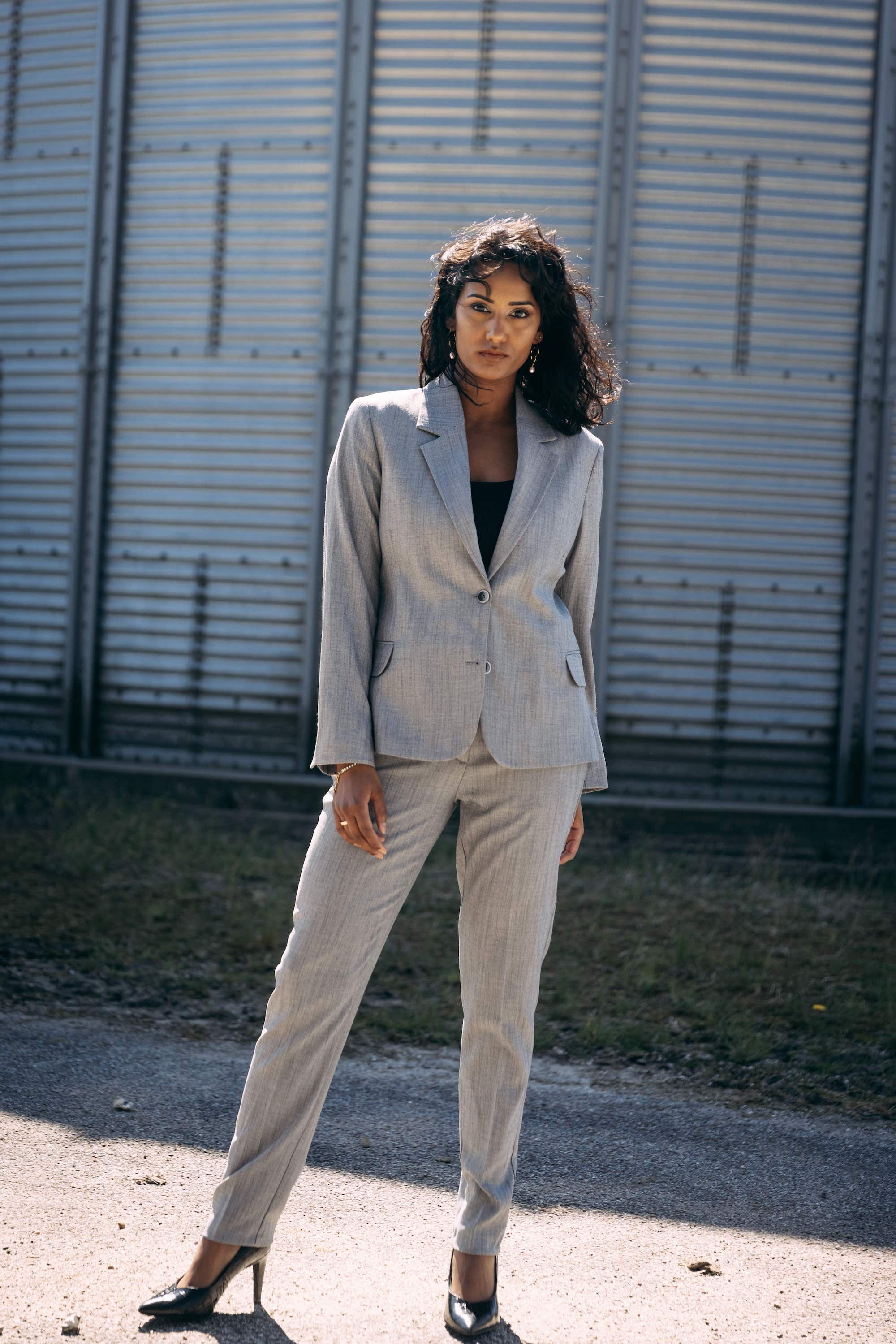 Habitbuks Grå. Grå jakkesæt til kvinder, jakkesæt til kvinder. Grey woman suit, woman suits. LA SUIT