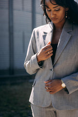 LA SUIT. Med et grå jakkesæt vil du kunne udstråle autoritet og professionalisme samtidig med at kunne fremstå stilren og elegant. 