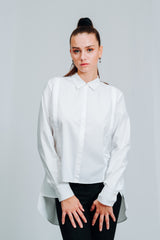 LA SUIT Hvid skjorte med moderne detaljer, heriblandt skjulte knapper og kort front.