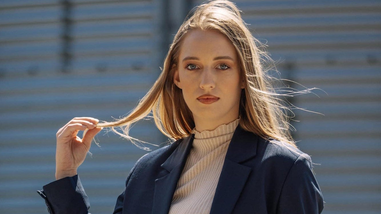 Navy jakkesæt. eksklusive og komfortable jakkesæt til kvinder fra LA SUIT