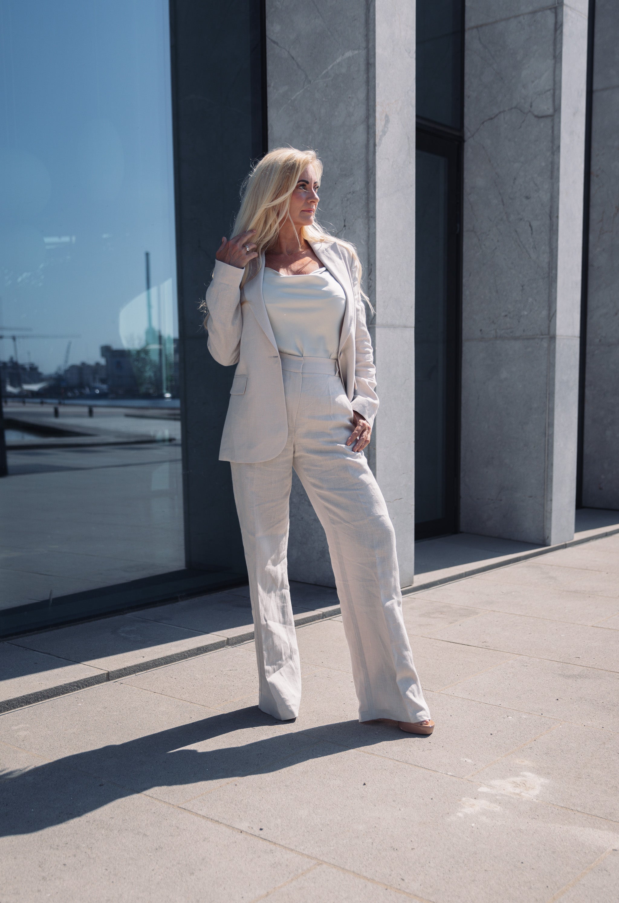 LA SUITs hvide jakkesæt i hør til kvinder