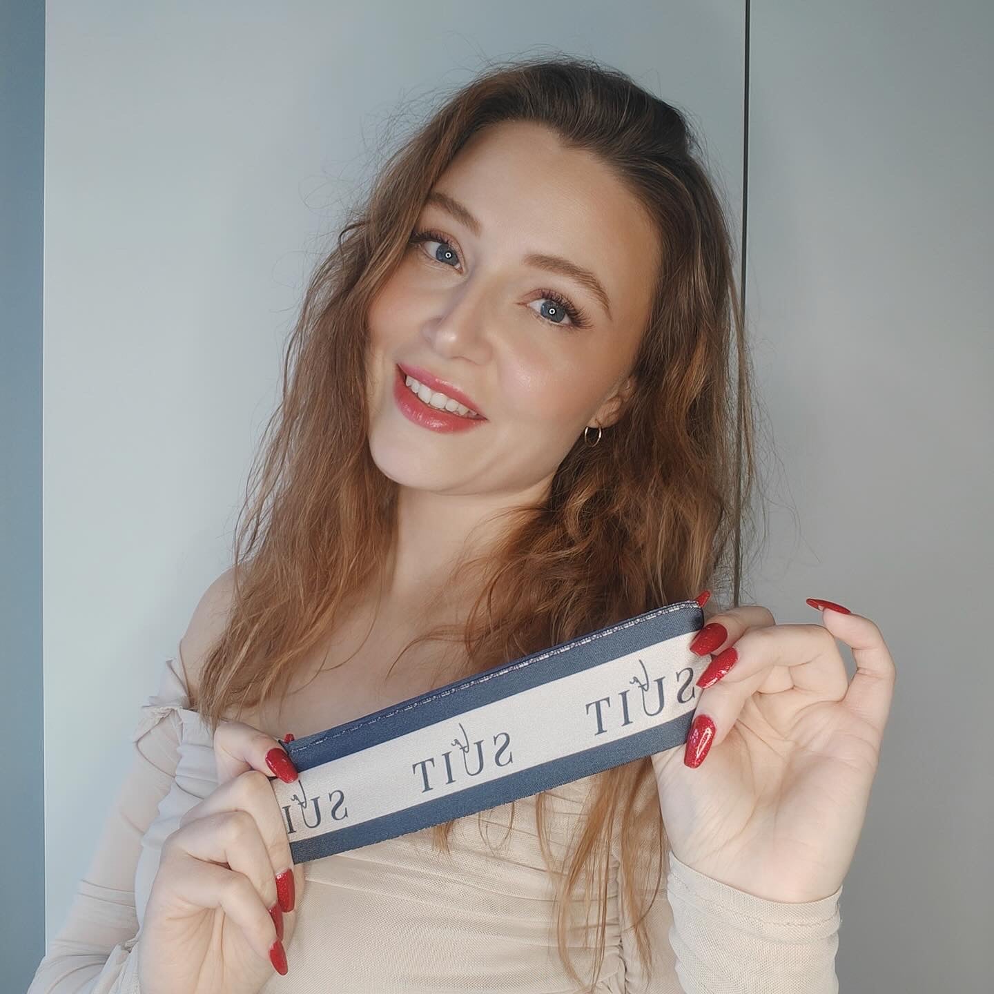 Kvinde fremviser LA SUIT Double sided silk twilly scarf.