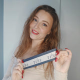 Kvinde fremviser LA SUIT Double sided silk twilly scarf.