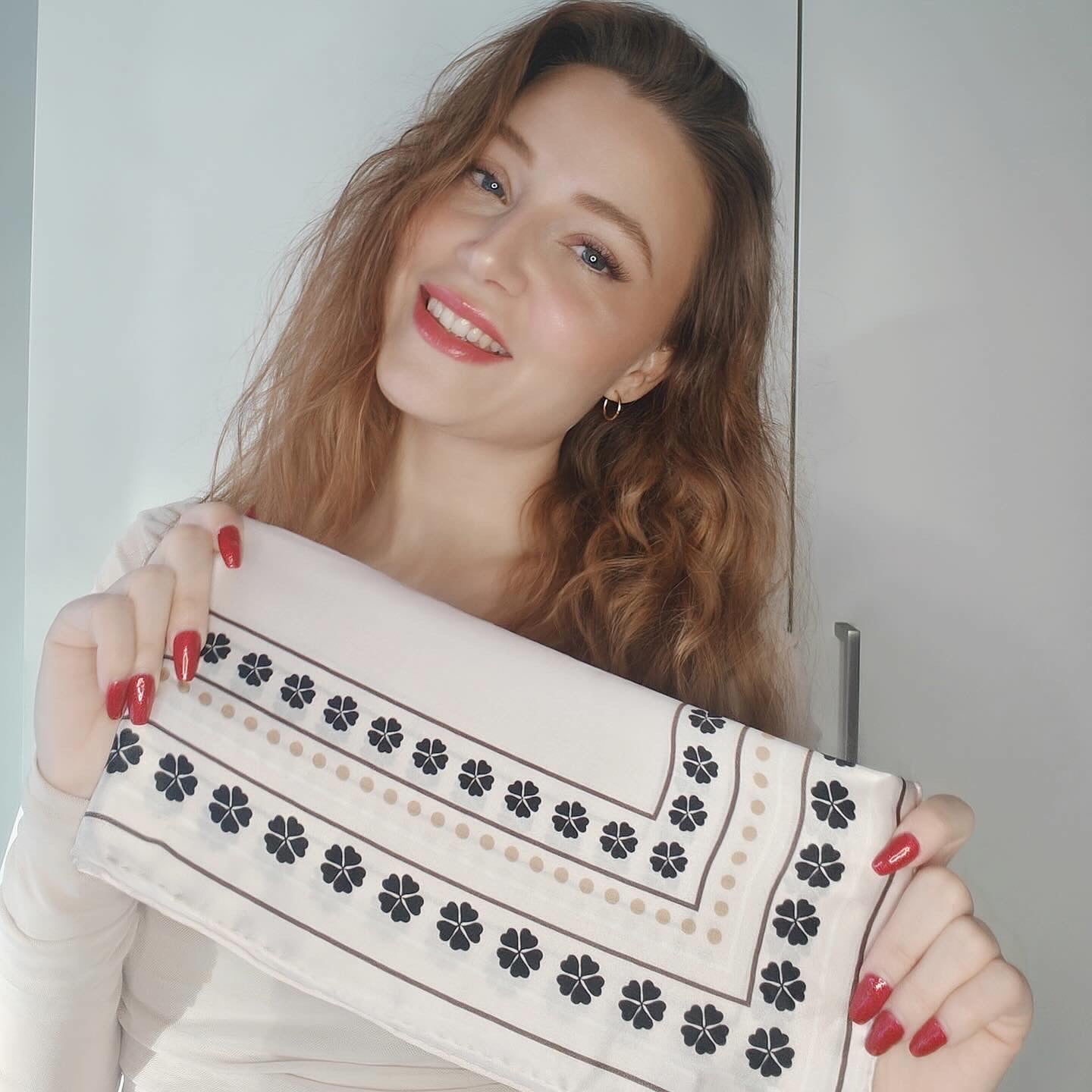 Kvinde fremviser LA SUIT Firkløver Silketørklæde.