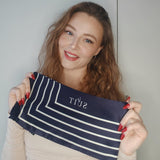 Kvinde iført LA SUIT Marineblå Silketørklæde bundet rundt om halsen.