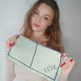 Smukt og finurligt stribet tørklæde i pistachiogrøn i silke