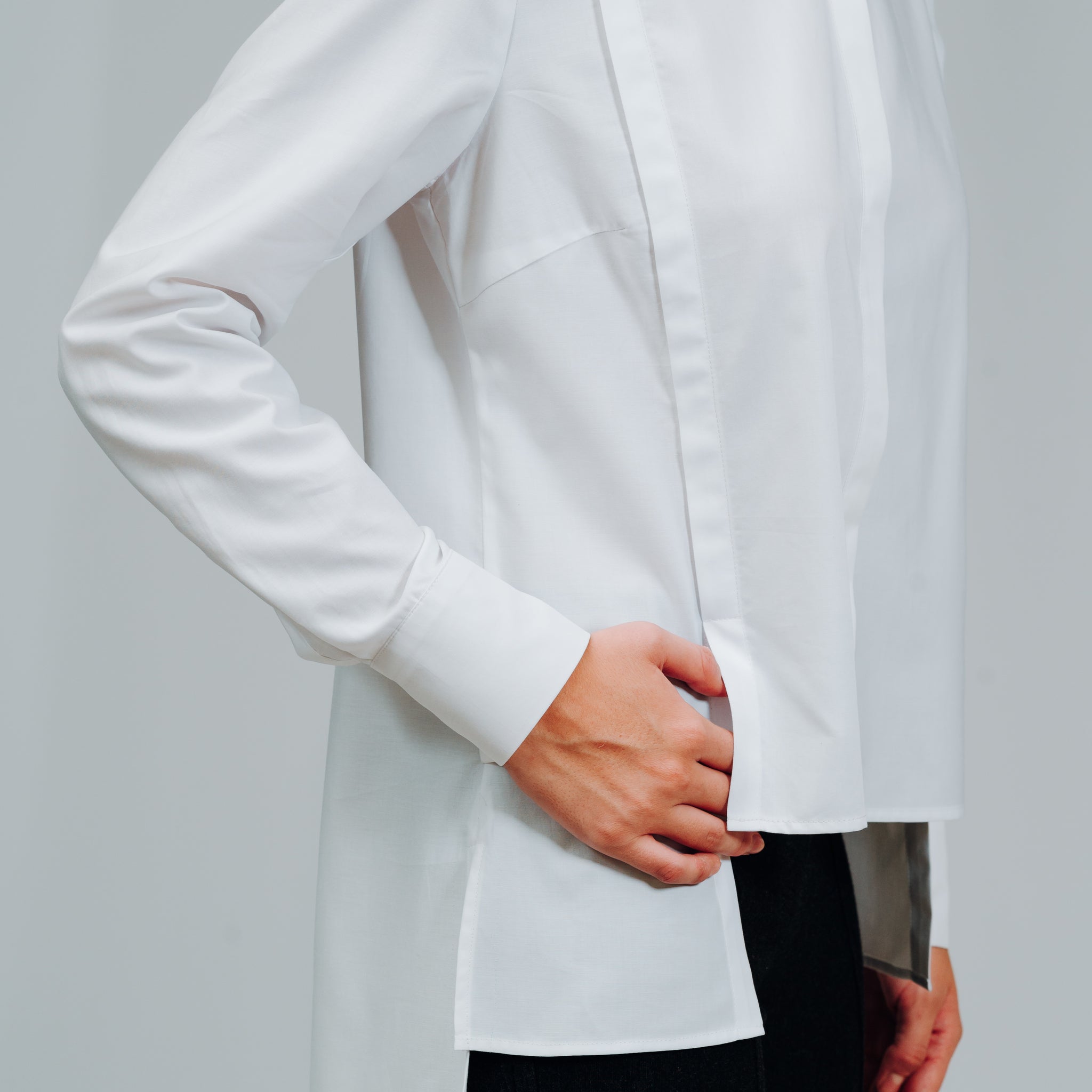 LA SUIT. Hvid skjorte med moderne detaljer, heriblandt skjulte knapper og kort front.