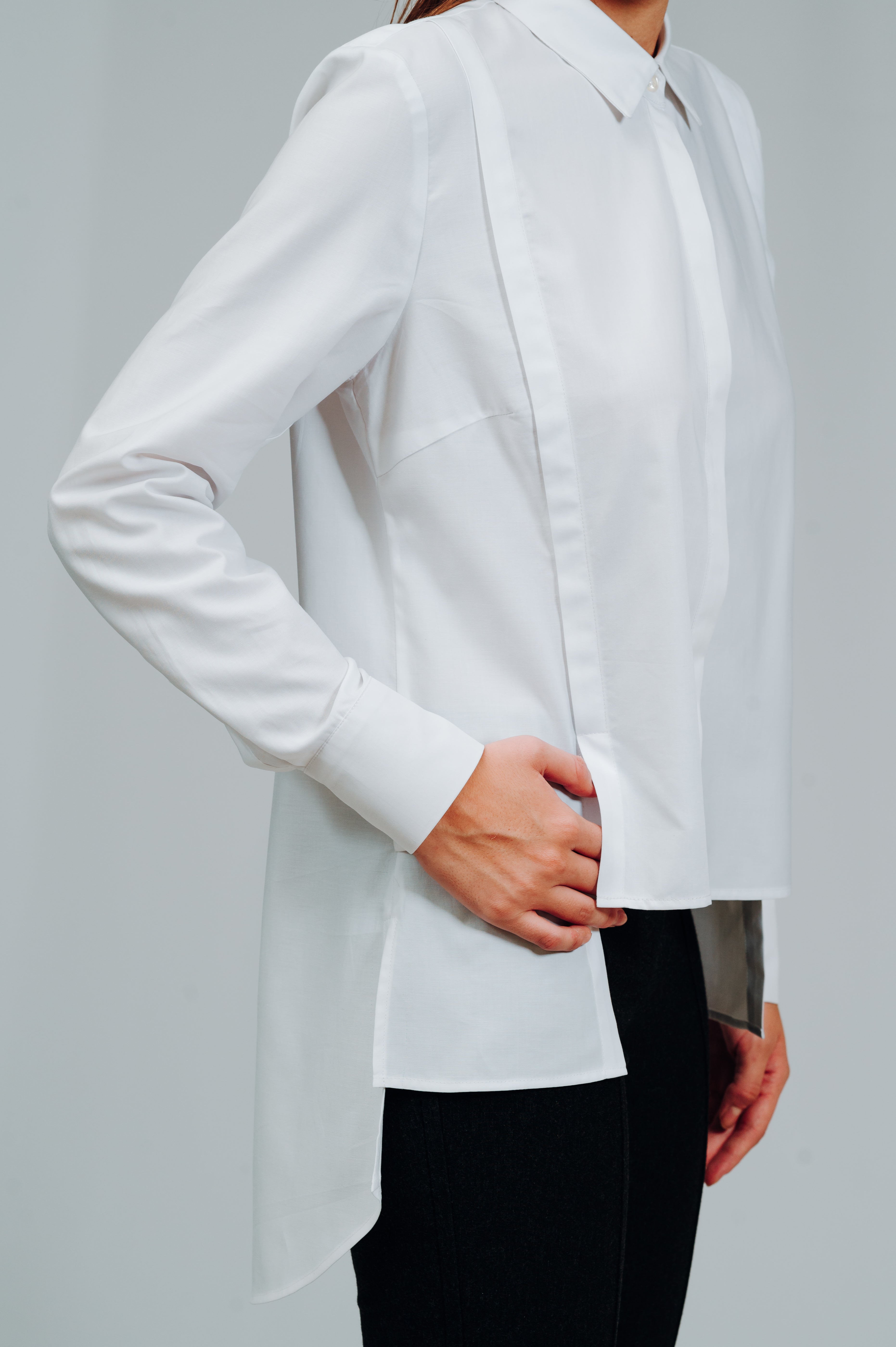 LA SUIT. Hvid skjorte med moderne detaljer, heriblandt skjulte knapper og kort front.