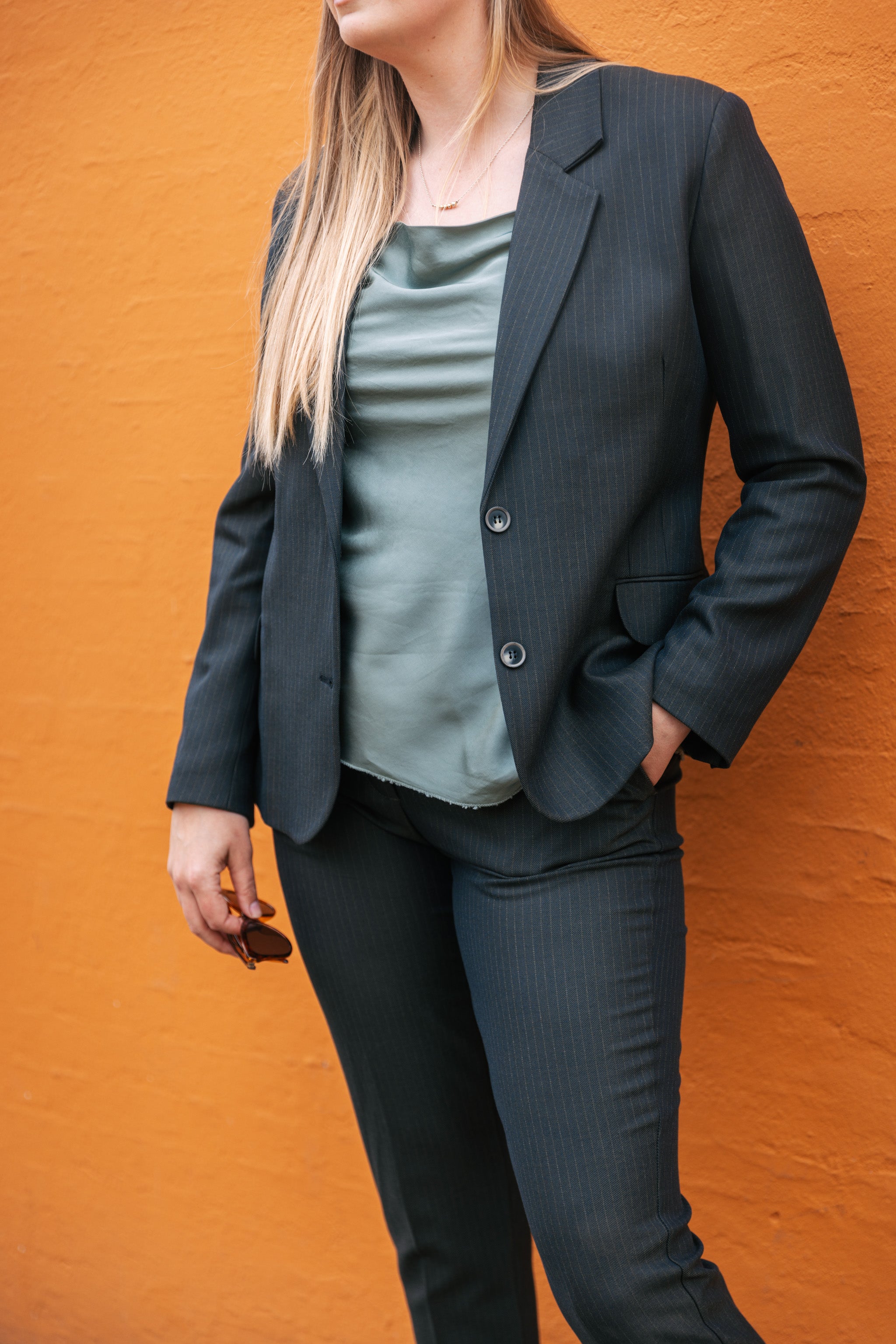 LA SUIT Bedste grønne top til kontoret, Grøn dametop til sommeren, Grøn top til modne kvinder, Grøn top med god pasform, Grøn top til lag-på-lag styling, Grøn top i høj kvalitet, Elegant grøn top til arbejde og fritid, Grøn top med unikt design.