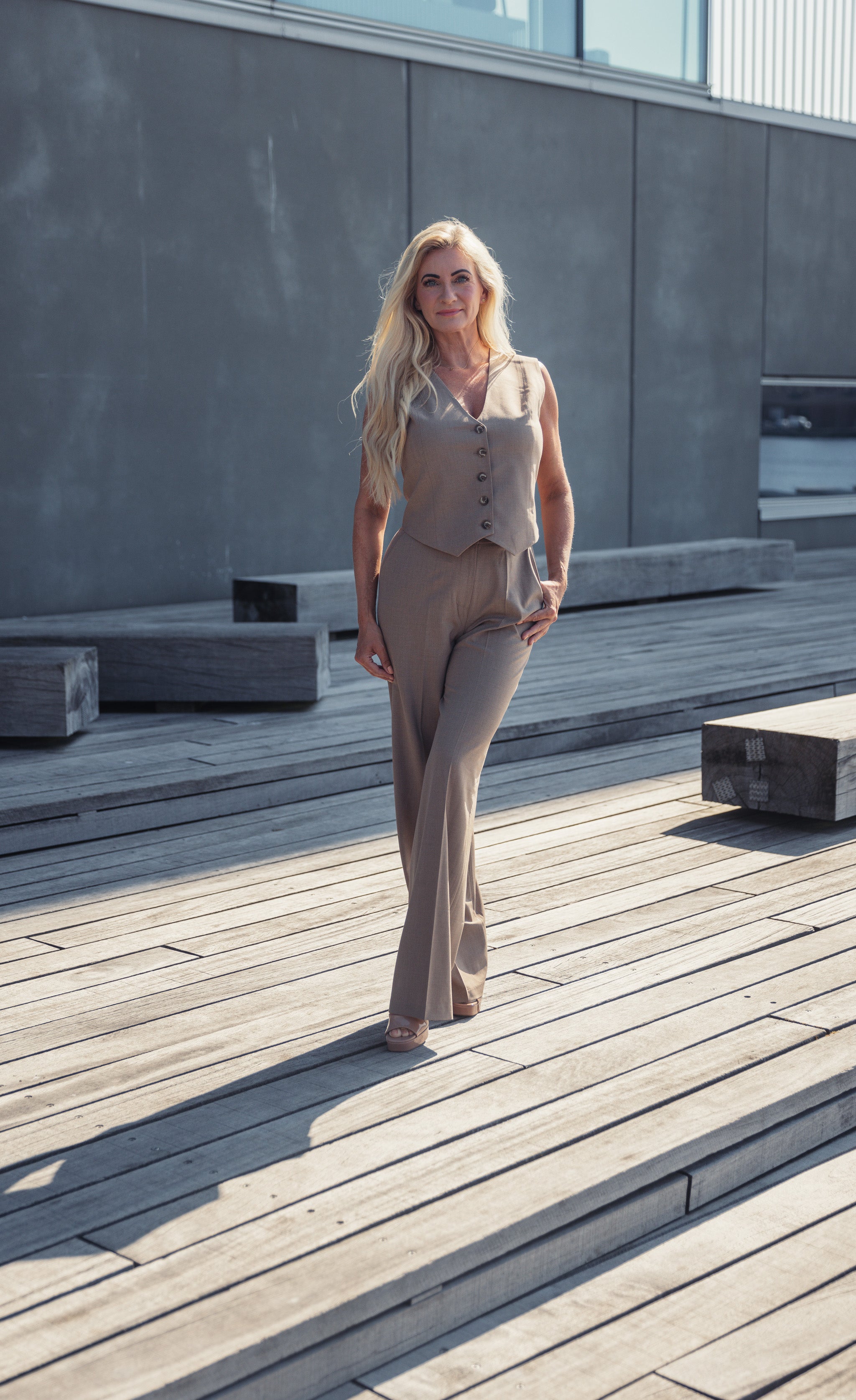 LA SUITs beige sæt med vest og bukser til kvinder