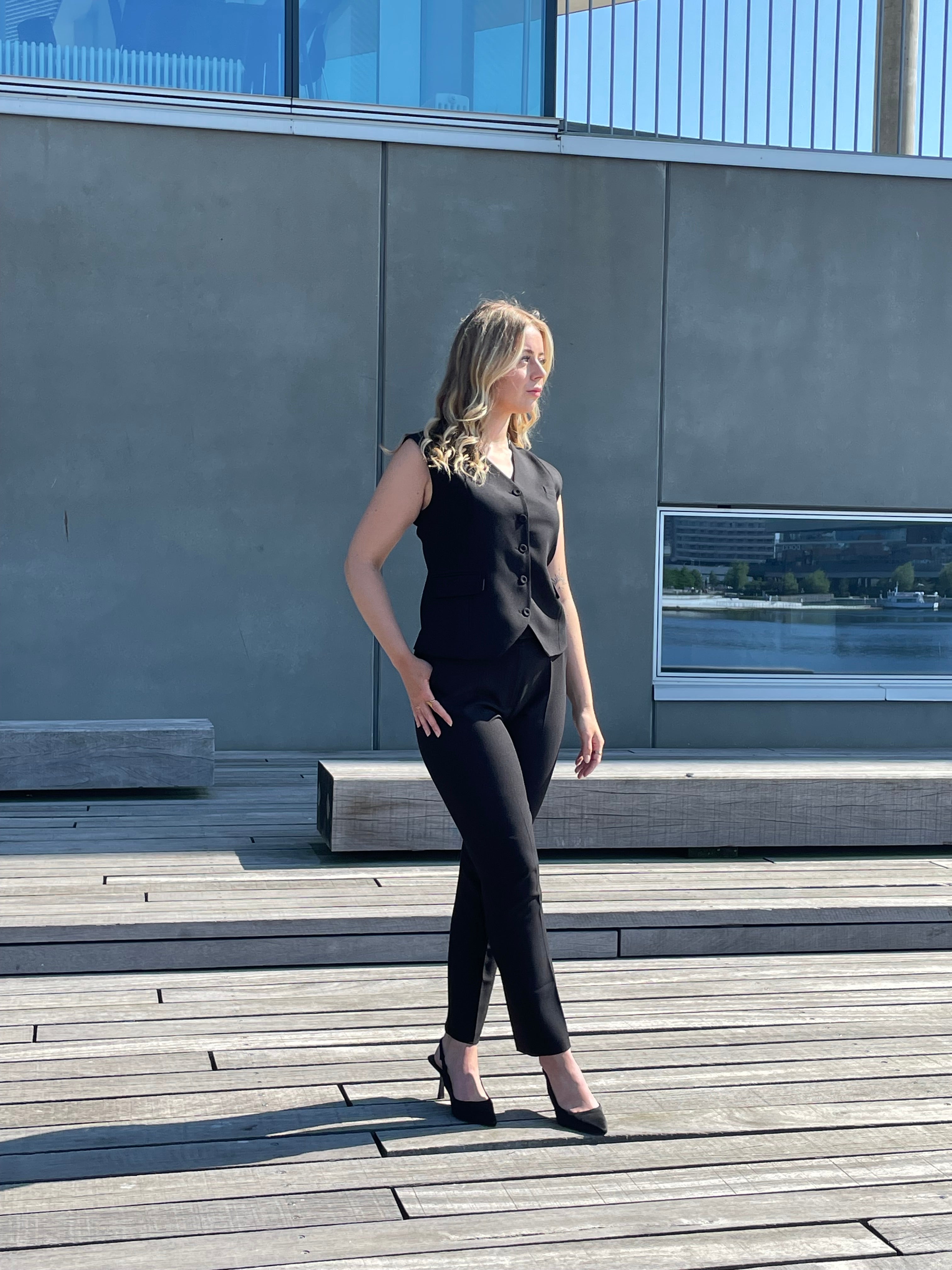 LA SUIT Opdag vores stilfulde sorte sæt med vest og bukser til kvinder – perfekt til kontoret og formelle anledninger. Køb nu og oplev tidløs kvalitet.