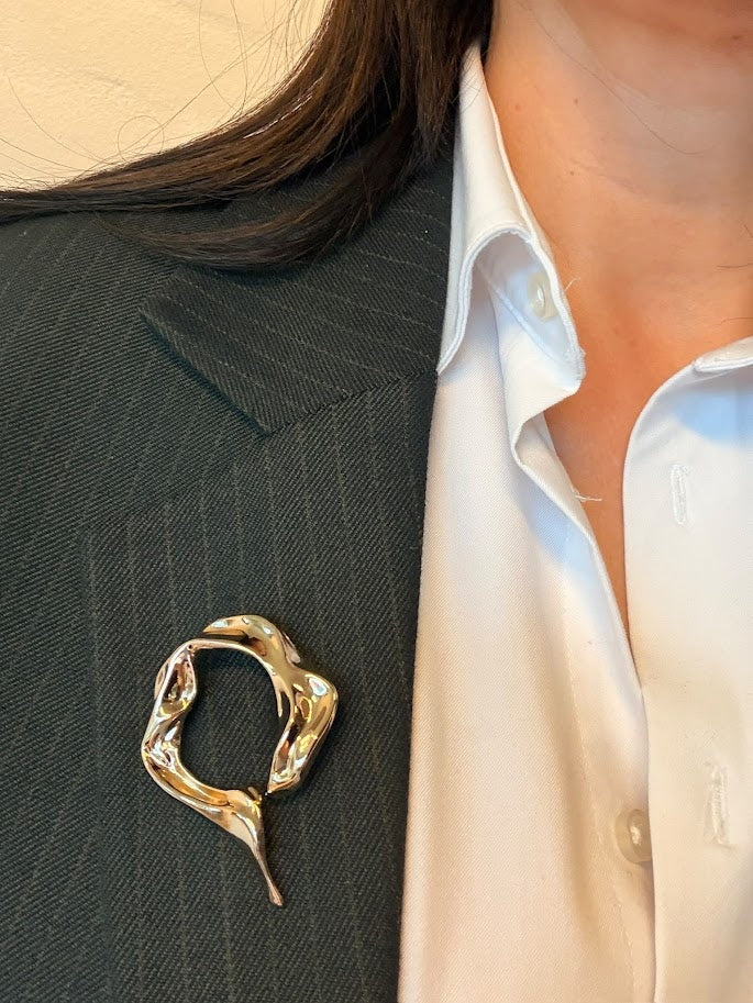 Tekstur dryp broche i guld.