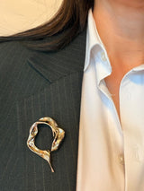 Tekstur dryp broche i guld.