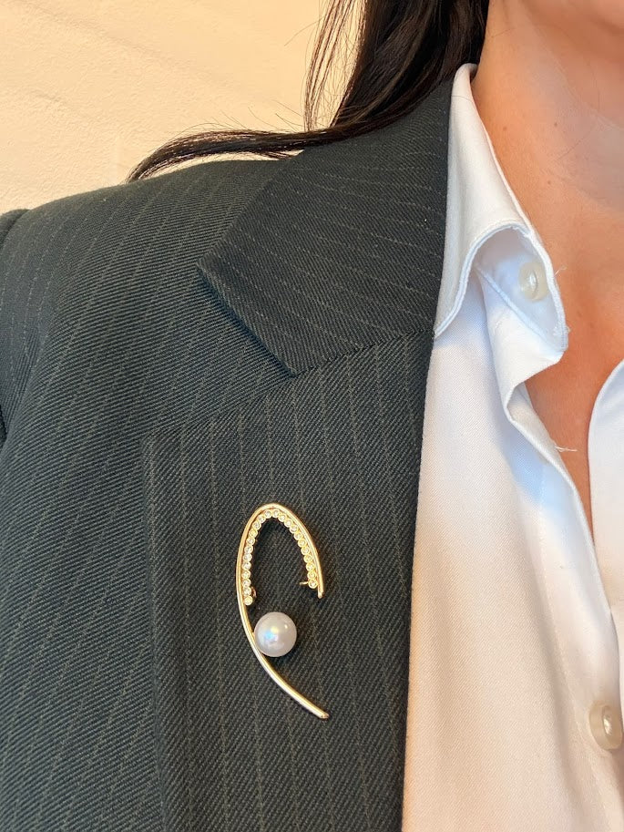 Kurvet broche m. diamanter og perle detalje.