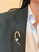 Kurvet broche m. diamanter og perle detalje.