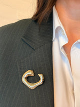 Hjerte formet guld broche med tekstur.
