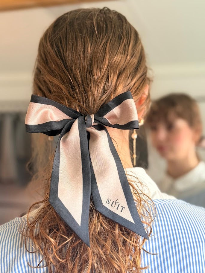Silke bånd som hår accessories som en sløjfe