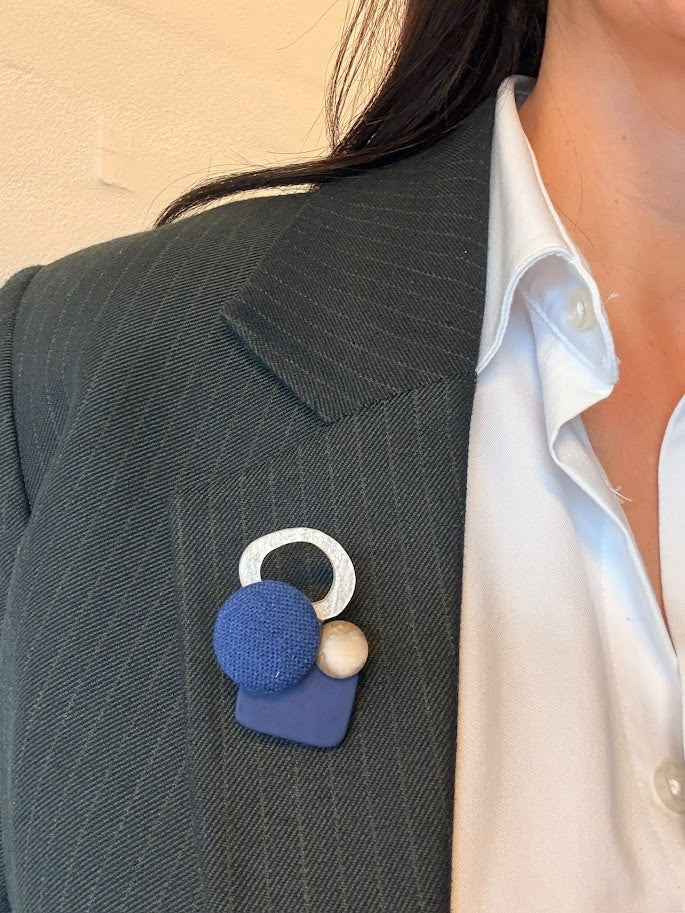 Geometrisk Statement Broche i dybe blå nuancer. 