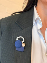 Geometrisk Statement Broche i dybe blå nuancer. 