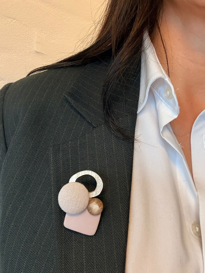Geometrisk Statement Broche i rosa nuancer. 