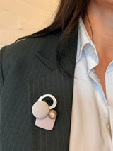 Geometrisk Statement Broche i rosa nuancer. 