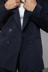 Kongeblå blazer med matchende knapper.