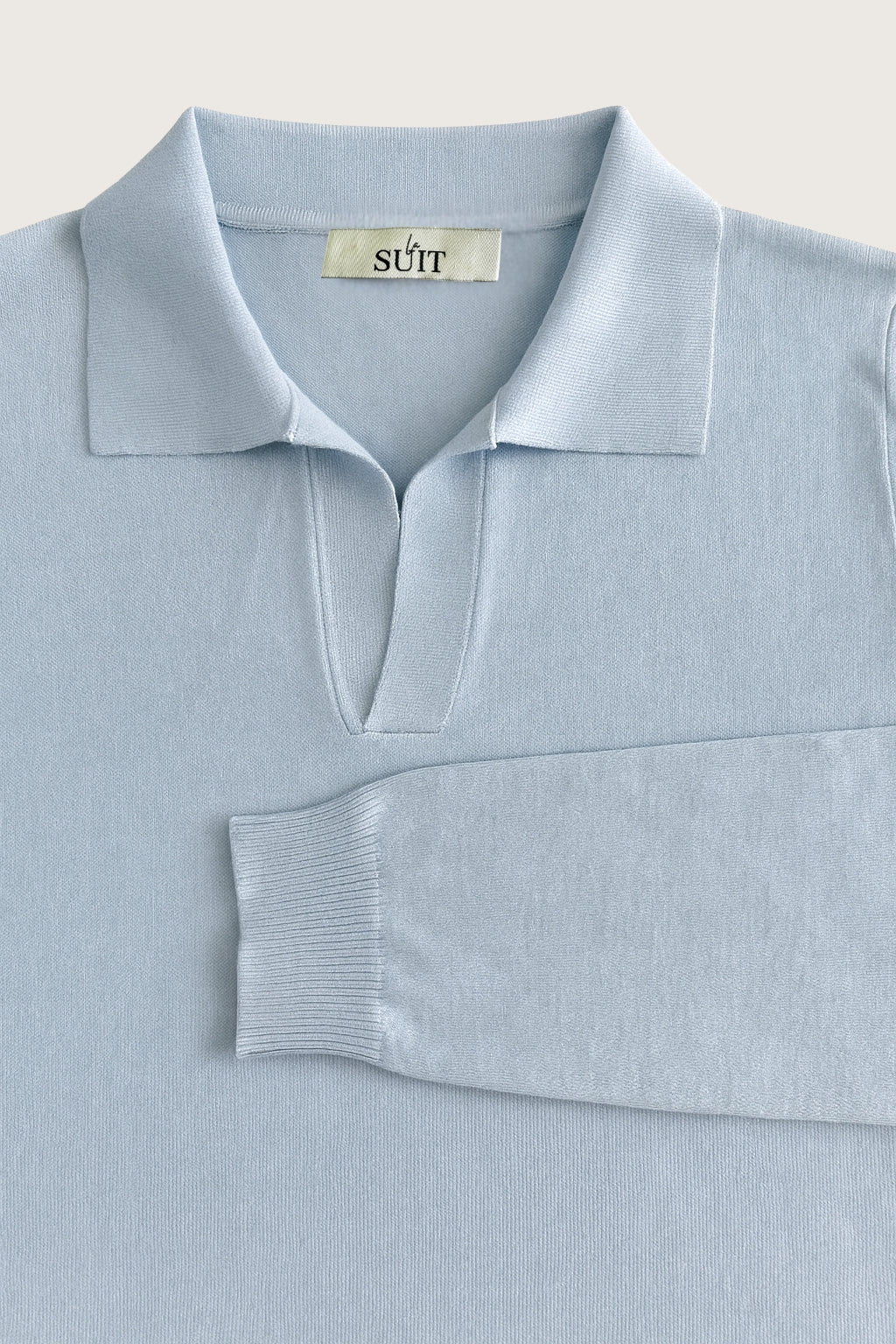 Opdag Lyseblå langærmet polo– en onesize-strikpolo i lyseblå med V-udskæring og krave. Perfekt til et feminint og sofistikeret look.