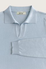 Opdag Lyseblå langærmet polo– en onesize-strikpolo i lyseblå med V-udskæring og krave. Perfekt til et feminint og sofistikeret look.