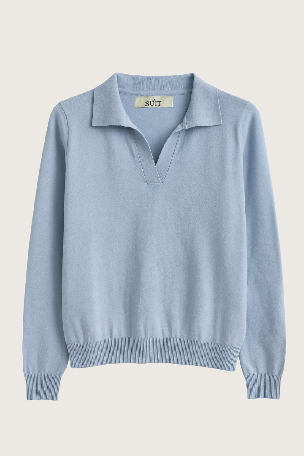 Lyseblå langærmet polo fra LA SUIT Opdag Light Blue Knitted Polo fra LA SUIT – en onesize-strikpolo i lyseblå med V-udskæring og krave. Perfekt til et feminint og sofistikeret look.
