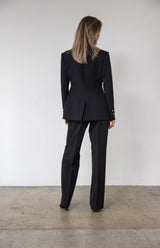 Sort kvindeblazer med figursyet pasform.