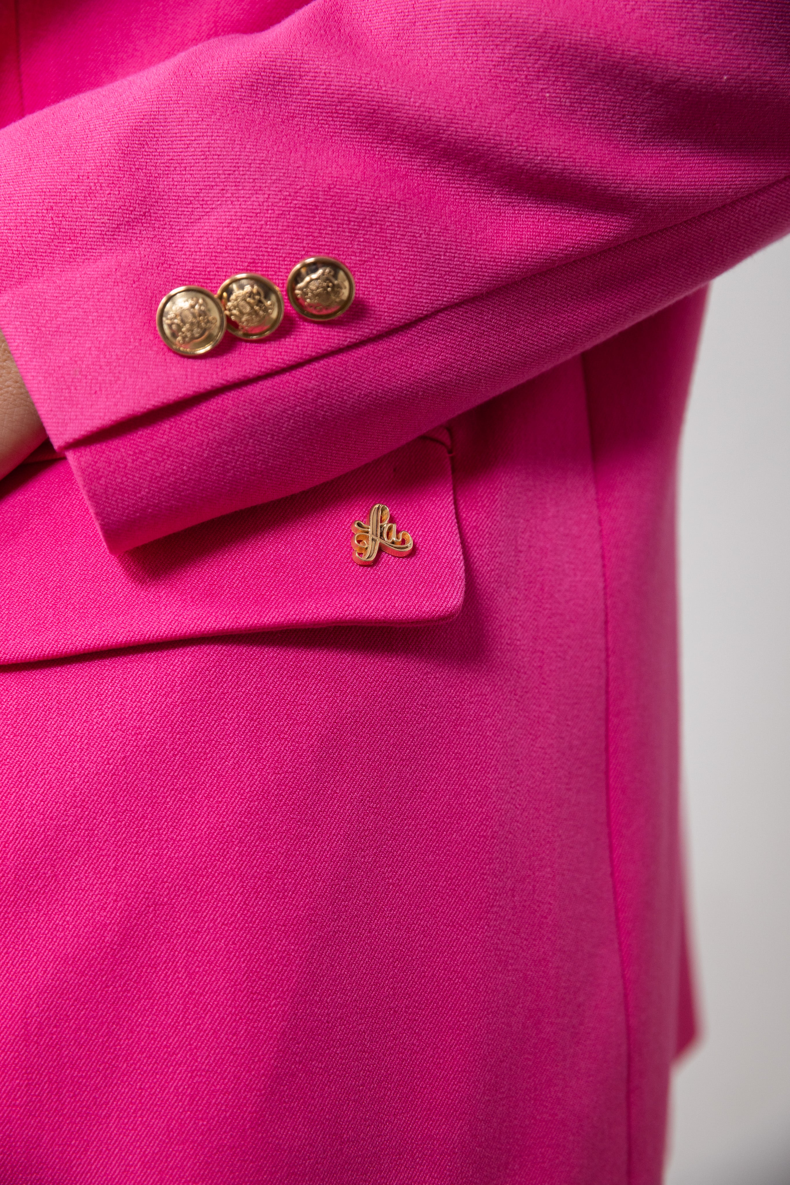 Pink Kvindeblazer Med Guldknapper. 