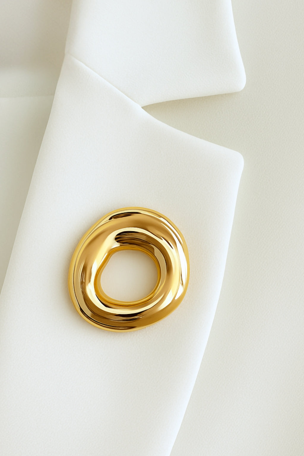 Essence Broche
