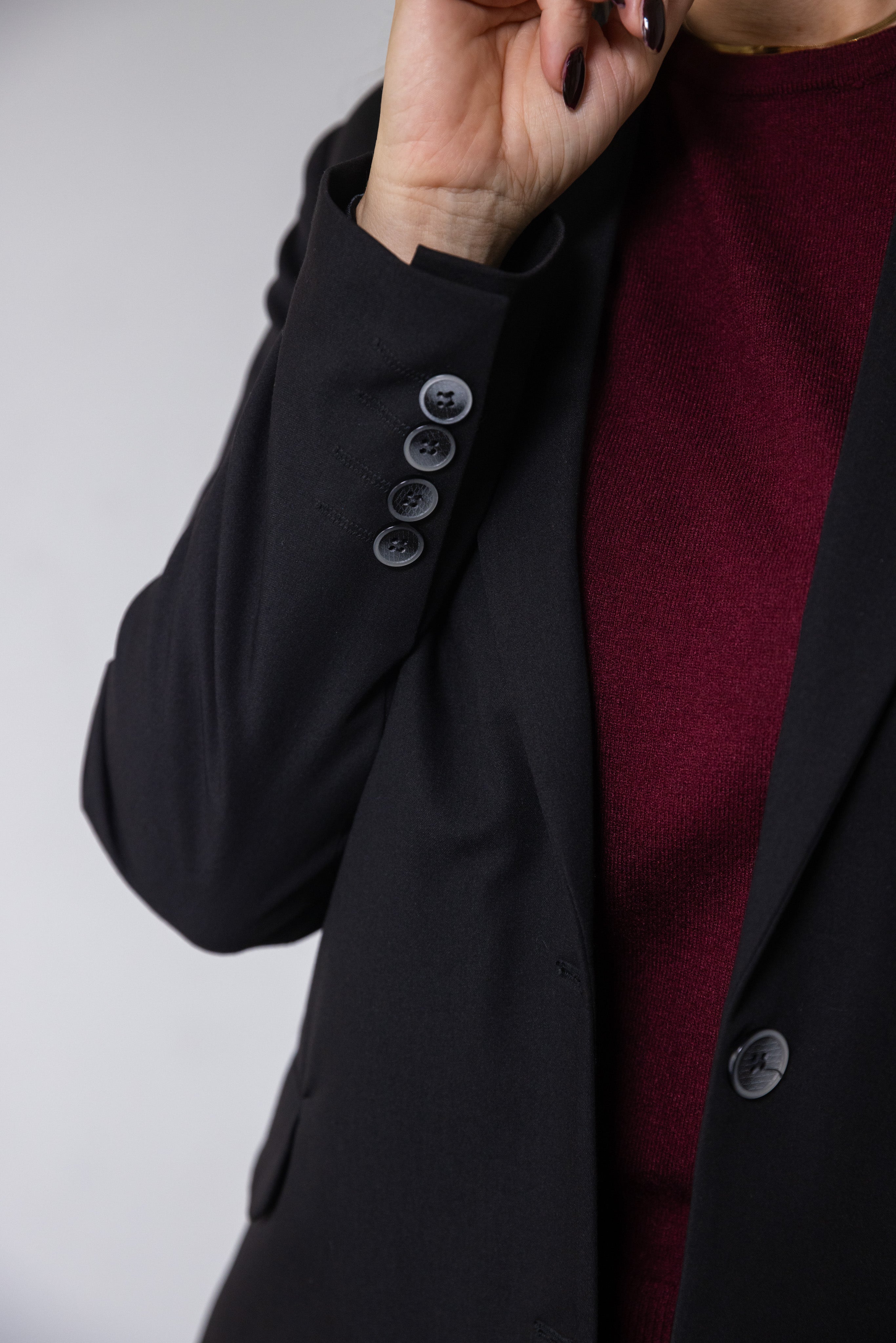 Fin Kropsnær Blazer i Sort Med Knapper. 