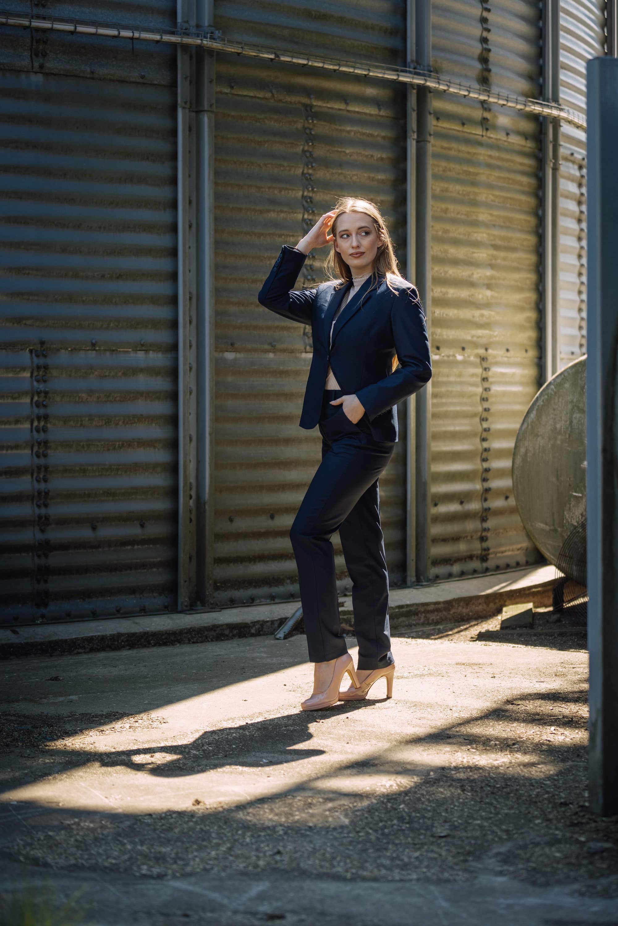 Marineblå jakkesæt til kvinder fra LA SUIT