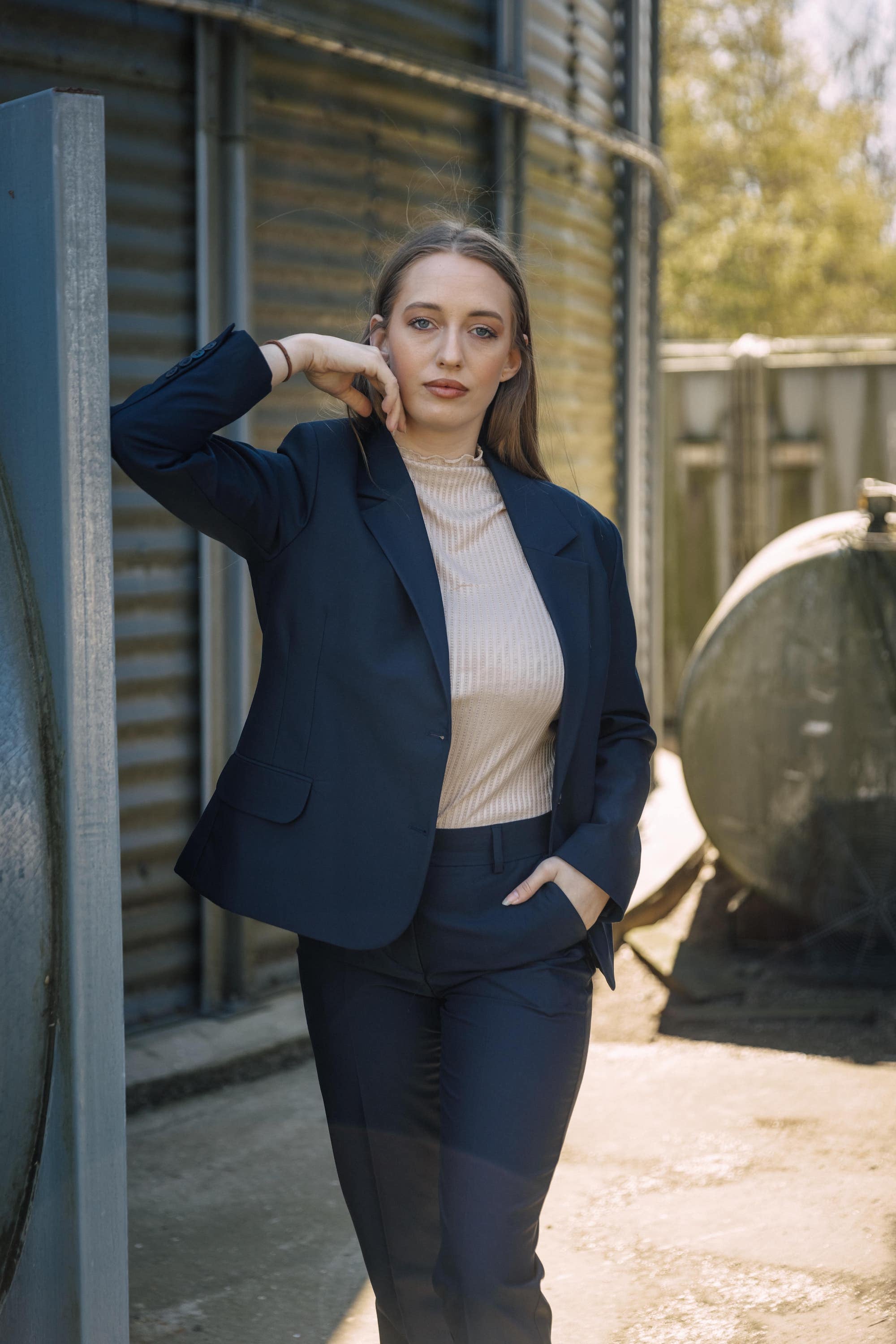 Find de uundværlige marineblå habitjakker og bukser til fint brug hos LA SUIT