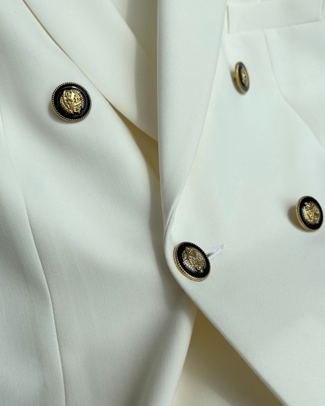 hvid blazer med guld knapper