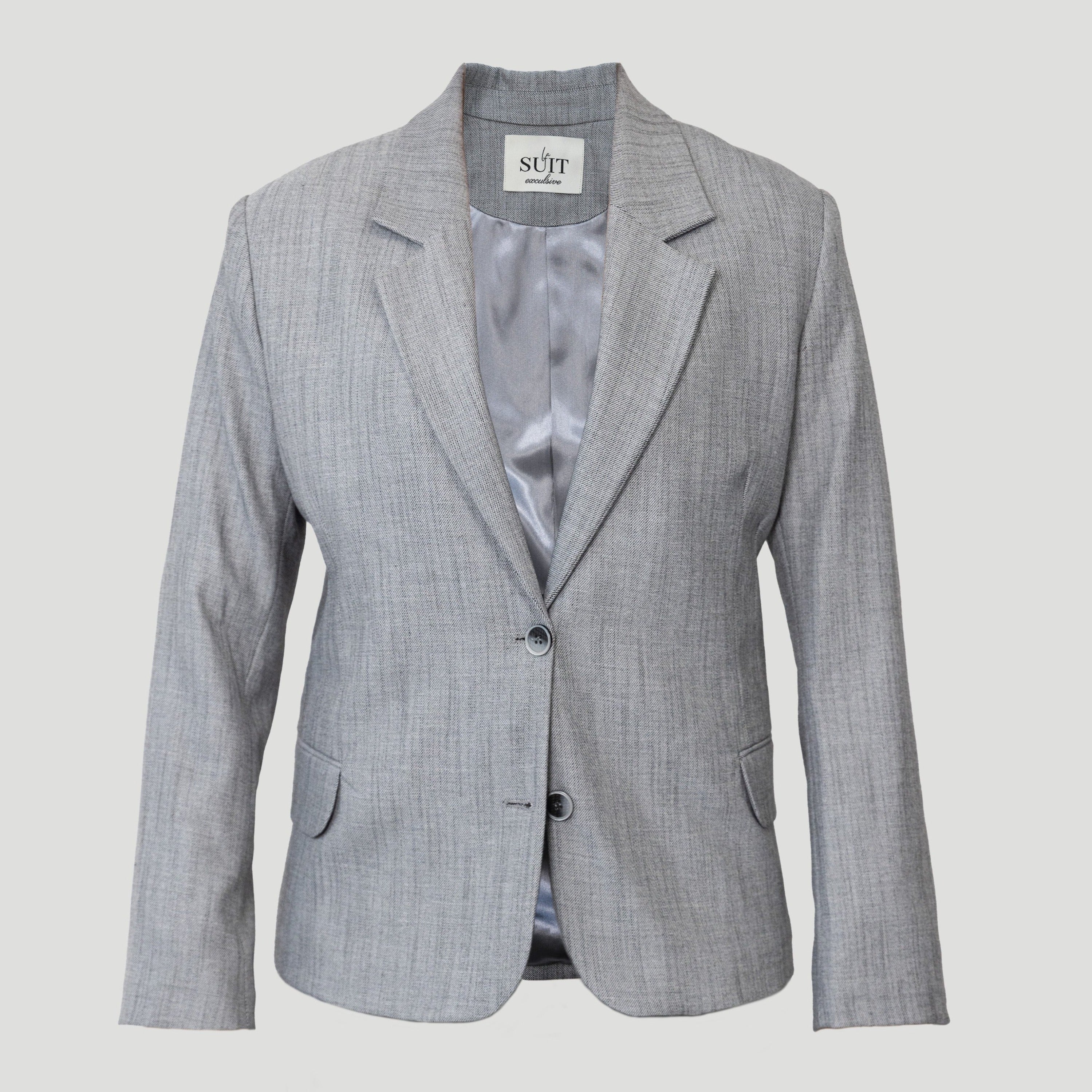 Grå blazer til kvinder med LA SUIT mærke i nakken, to lommer og to knapper set forfra.