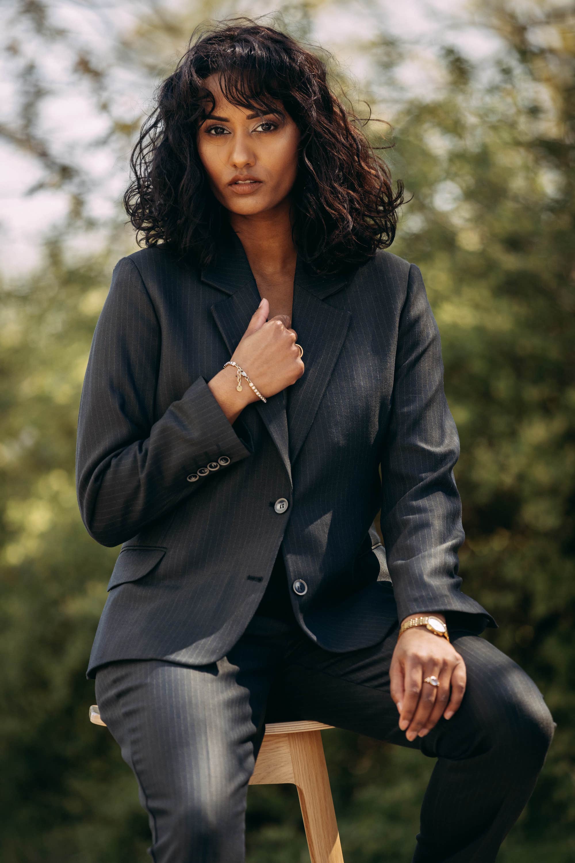 LA SUIT Regular Fit Blazer / Grøn Nålestribet . Vi tilbyder også en tilhørende bukser for et komplet og stilfuldt look. Opdag vores udvalg af bukser og tilbehør for at fuldende din garderobe