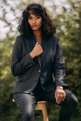 LA SUIT Regular Fit Blazer / Grøn Nålestribet . Vi tilbyder også en tilhørende bukser for et komplet og stilfuldt look. Opdag vores udvalg af bukser og tilbehør for at fuldende din garderobe