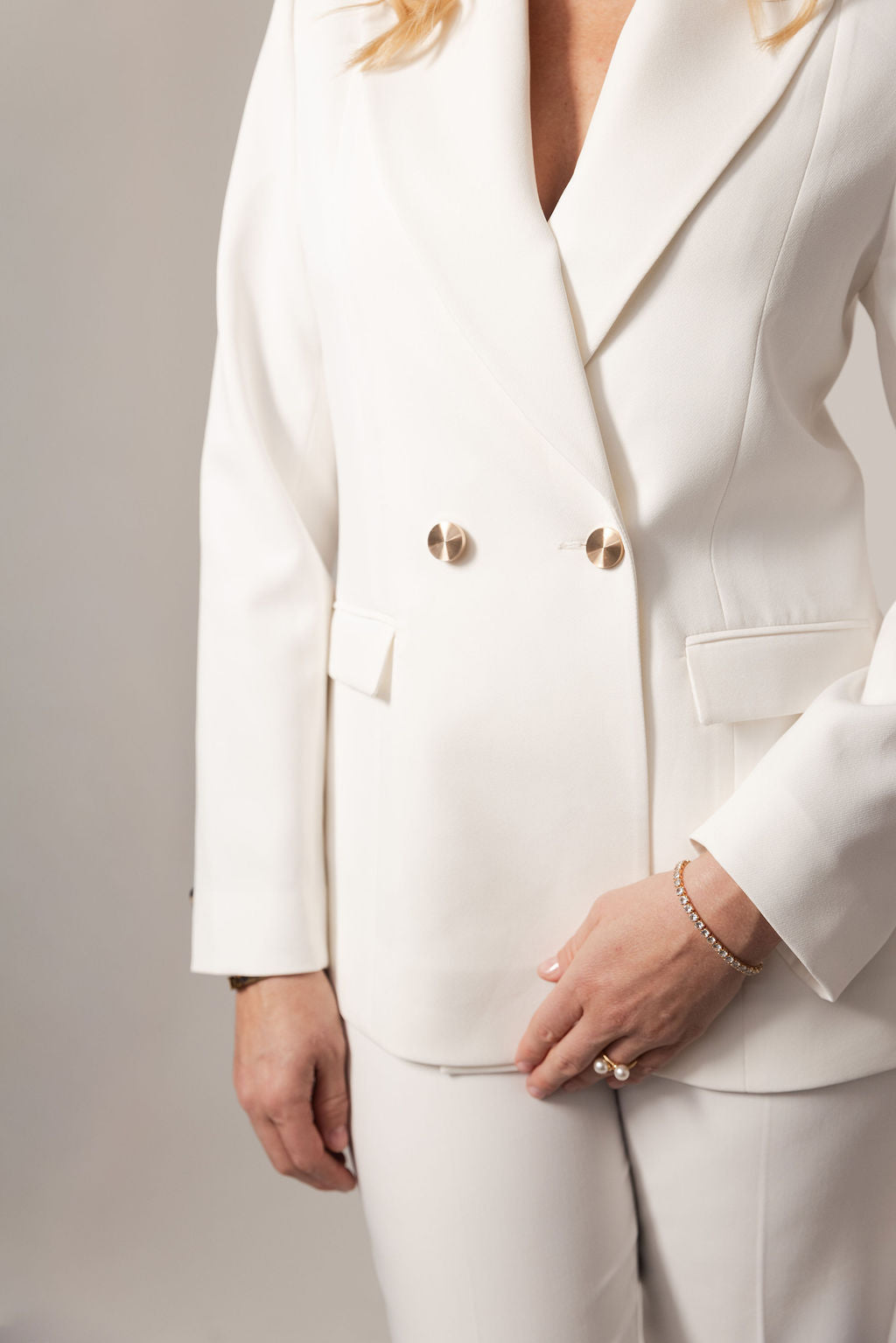 hvid-blazer-detalje-guld-knapper-la-suit