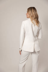 hvidt-jakkesaet-kvinder-bryllup-sideprofil