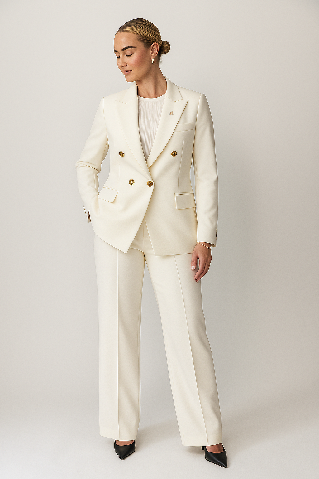 women suit i white